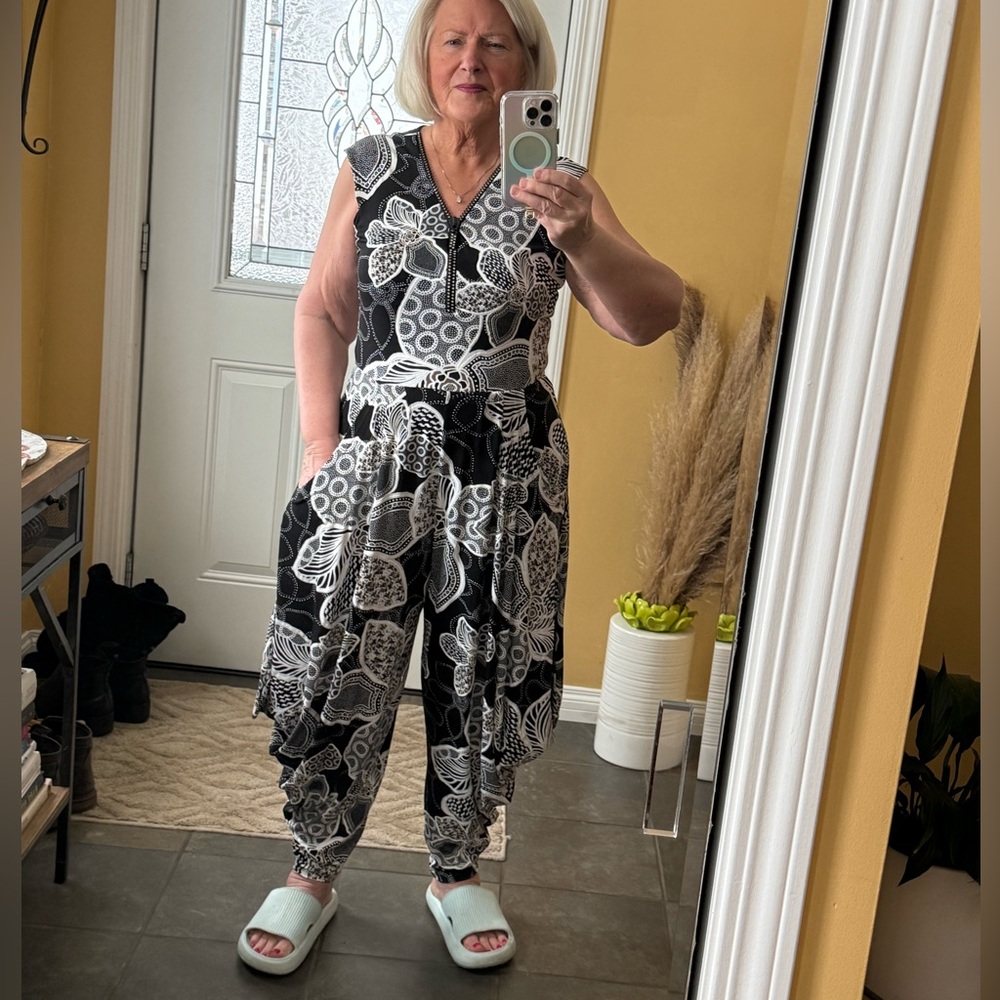 NWOT Frank Lyman jumpsuit with beautiful detail.